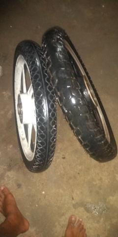Vendo jogo de rodas com dois pneus - Foto 2