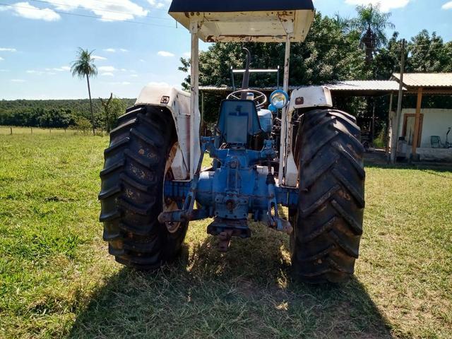 Ford 6600 com lâminas é uma niveladora