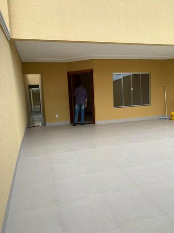 Casa nova 3 suítes plenas, sala com pé direito duplo, porcelanato, financia