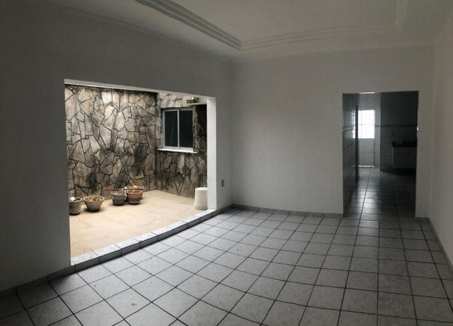 Casa ampla em terreno 10x20 na Areia Branca - Foto 2