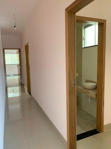 Casa nova 3 suítes plenas, sala com pé direito duplo, porcelanato, financia - Foto 7