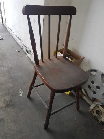 Mesa grande com cadeiras