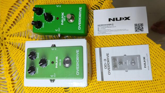 Pedal Nux Overdrive NOVO, na caixa e com as TAGS