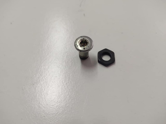 Parafuso fixador do câmbio traseiro C10 dos anos 80/90 em ótimo estado de conservação.