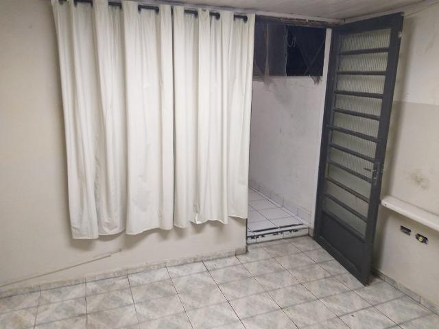 Alugo quarto com uma área no centro de Brás Cubas - Foto 2