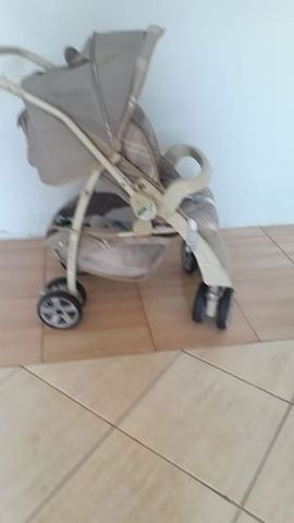 Carrinho de bebê Burigoto AT2 2034 Murano cinza com rodas giratórias