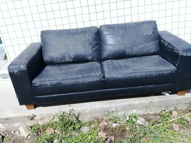 Sofa dois lugares precisando de cobrir