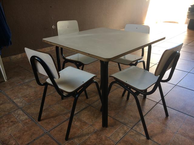 Mesinha infantil + 04 cadeiras