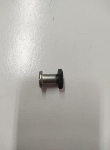 Parafuso fixador do câmbio traseiro C10 dos anos 80/90 em ótimo estado de conservação. - Foto 2