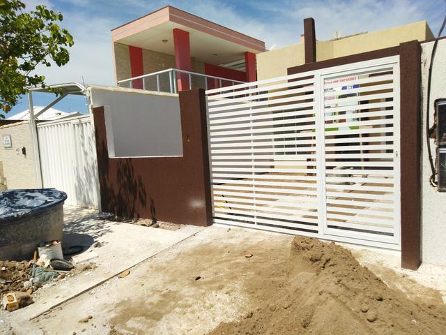 Casa colonial com fino acabamento, 03 quartos (sendo 01 suíte