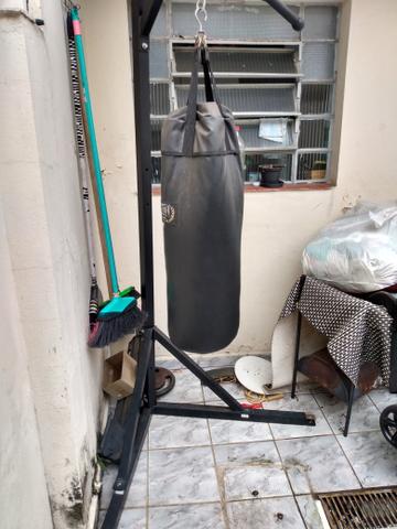 Saco de boxe com suporte de chão