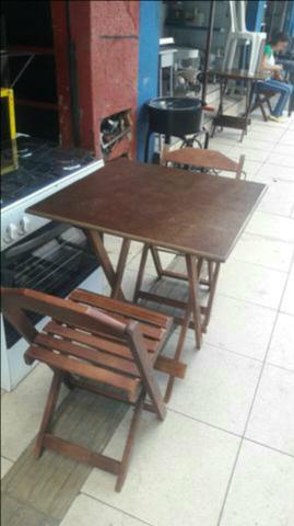 Mesa de Madeira Dobrável + 04 Cadeiras