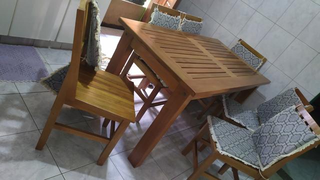 Mesa de madeira de Lei maciça