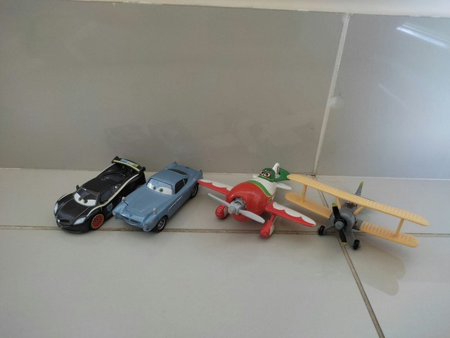Lote 2 carros e 2 aviões