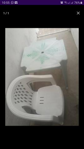 Mesa com duas cadeiras
