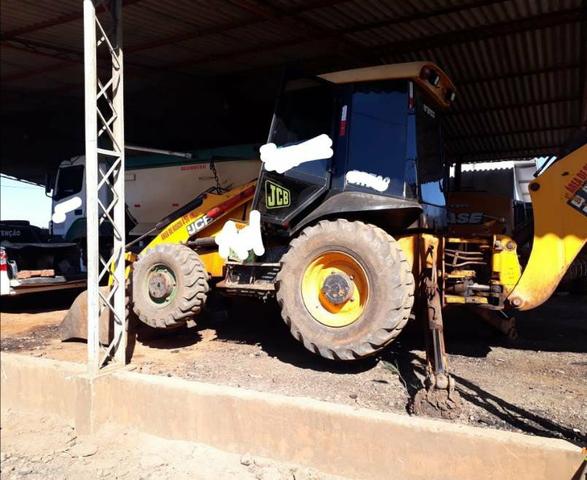 Retroescavadeira 4x4 - Foto 2