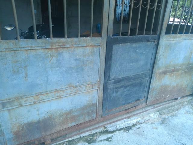 Portão de garagem com porta de 3m por 2,15 de altura - Foto 4