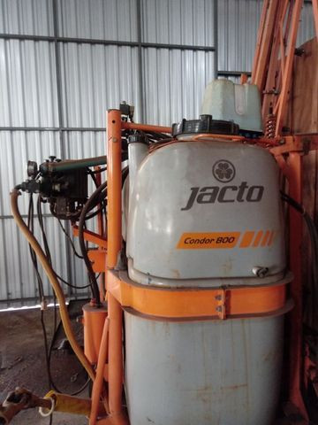 Pulverisador jacto 800 litros vendo ou trico por novilhas - Foto 2