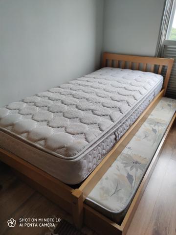 Bazar, cama, poltrona e calcado