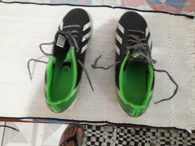 Chuteira e bolas de futebol - Foto 3