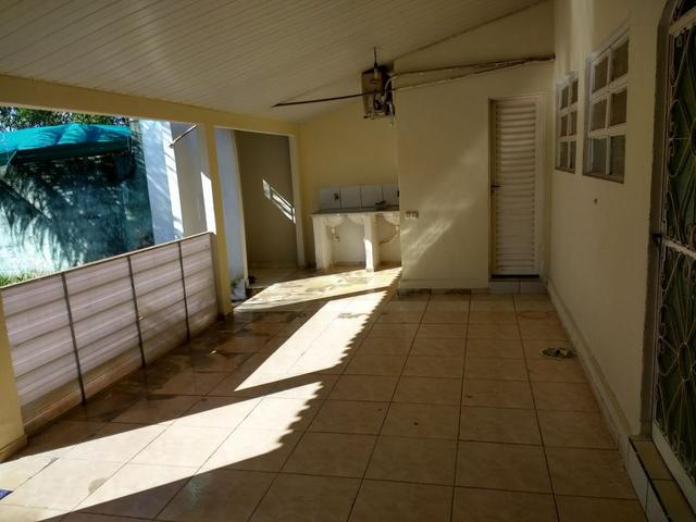 Lote 360 m2 com casa estilo barracão no fundo - Foto 6