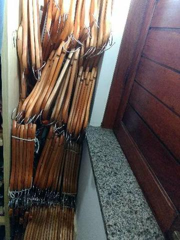 Vendo Kit c/132 Cabides de Madeira - Foto 2
