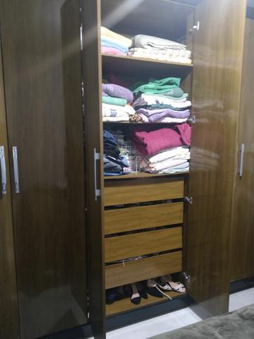 Vendo guarda.roupa de 6 portas e a poltrona decorativa Rio Decor - Foto 2