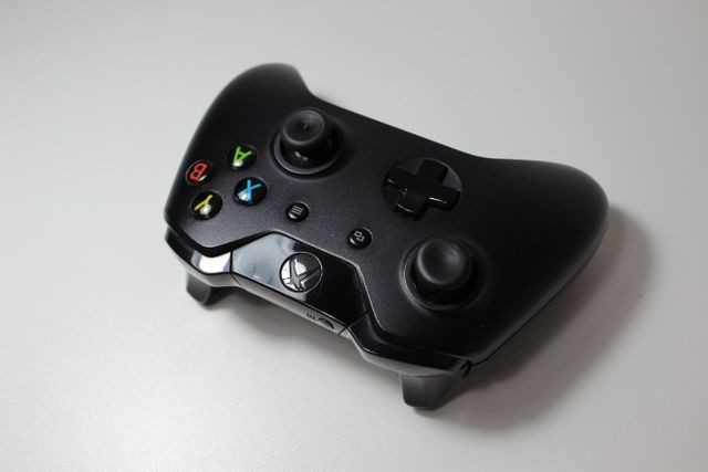 Xbox One 500 Gb + GTA V + Battlefield 4 + Bateria + Adaptador p/ headset - Foto 3