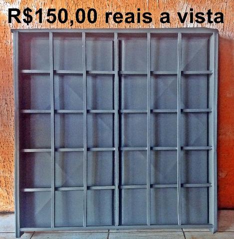 Janela de ferro com grade