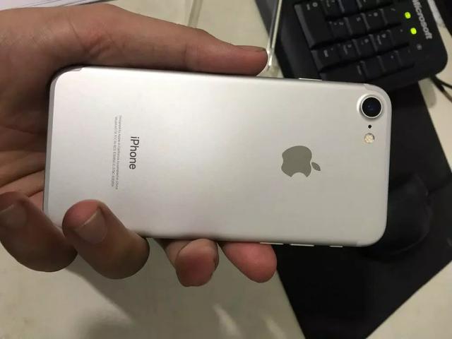 IPhone 7 Prata 32GB - Foto 3