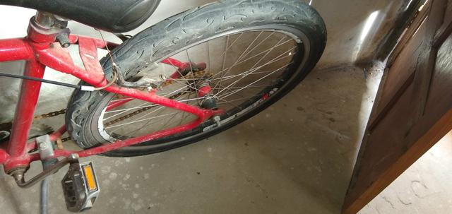 Vendo um bicicleta Ferrari ela só precisa trocar o pneu dianteiro - Foto 2