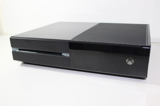Xbox One 500 Gb + GTA V + Battlefield 4 + Bateria + Adaptador p/ headset - Foto 2