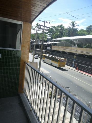 Ondina - Apartamento de quarto e sala com varanda de frente para a Avenida