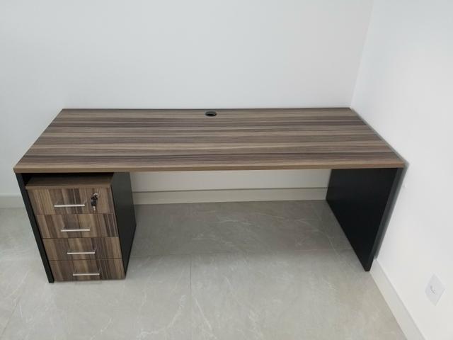 Mesa Escritório com Gaveteiro