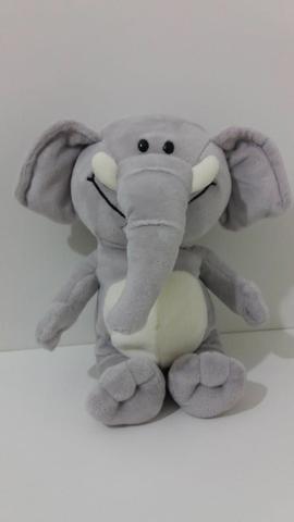 Lindo elefante de pelúcia