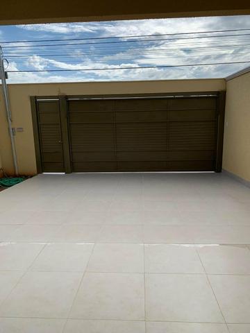 Casa nova 3 suítes plenas, sala com pé direito duplo, porcelanato, financia - Foto 2