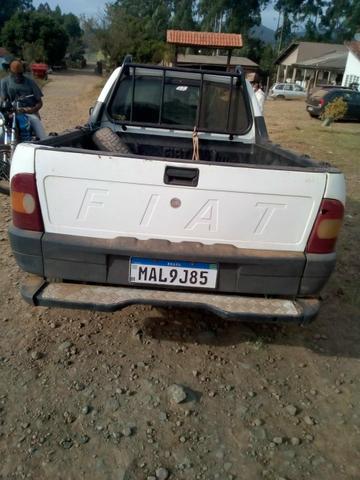 Troco Fiat Strada ano 2000 . básica muito boa . documentos em dia. - Foto 2