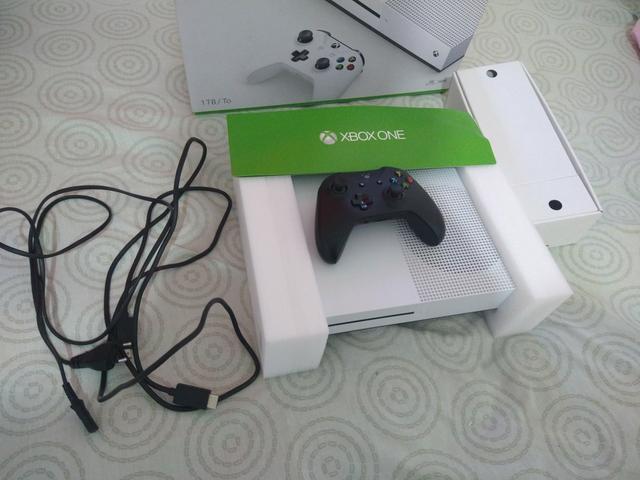 Vendo Xbox one s 1 terá novo - Foto 3