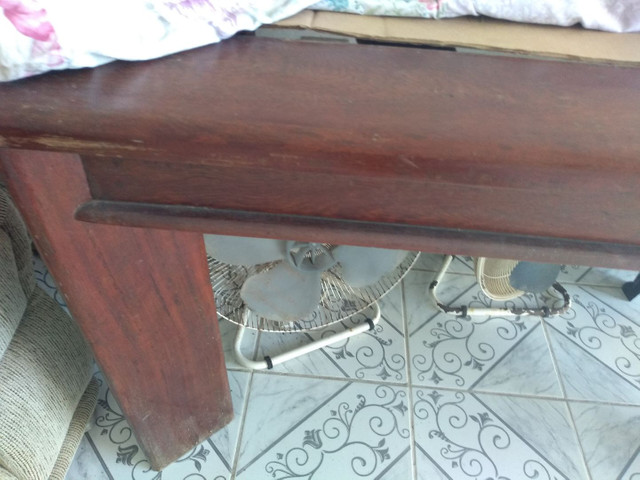 VENDO UMA MESA COM QUATRO CADEIRAS - Foto 4