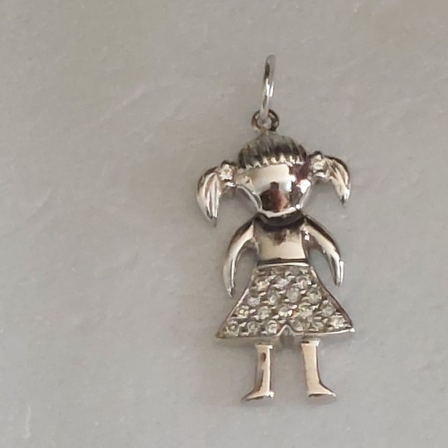 Pendente em ouro branco modelo menina com brilhantes 