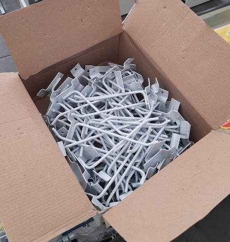 Caixa c/ 100 ganchos p/ painel canaletado - Novo - Foto 2