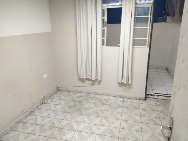 Alugo quarto com uma área no centro de Brás Cubas