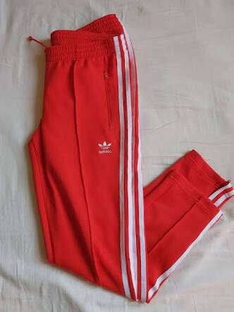 calça vermelha da adidas