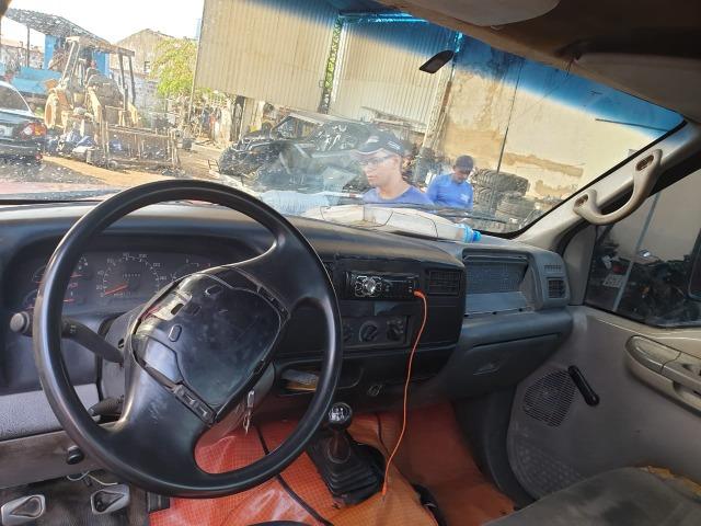 Vendo F4000 ano: 1999 motor cummins - Foto 3