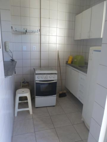 Ondina - Apartamento de quarto e sala com varanda de frente para a Avenida - Foto 8