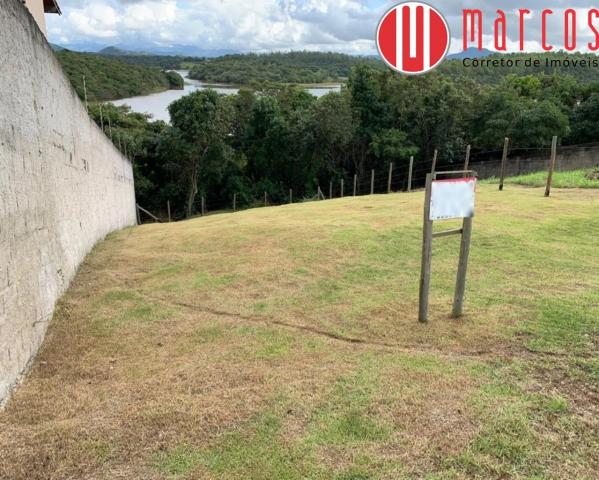 Lote de 360 m² em Meaipe com fundo para a lagoa e cercado.