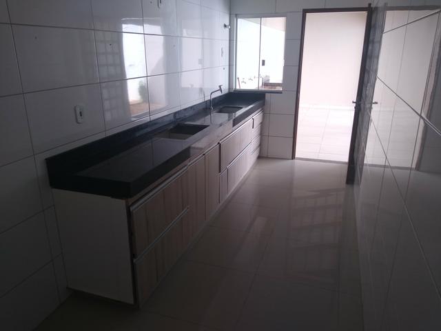 Casa com 3 quartos sendo 1 suíte, armários, prox a av t-7, financia - Foto 8