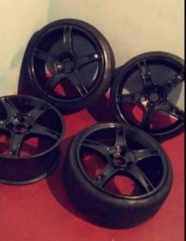 Roda aro 18 com 3 pneus so vendo ou troco por outra - Foto 2