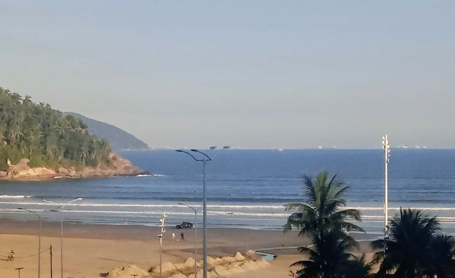 Apartamento frente para o mar, 1 dormitório com terraço e garagem para moto