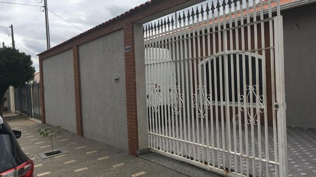 Casa Térrea com 03 dormitórios e 1 suíte - JD Campos Verdes